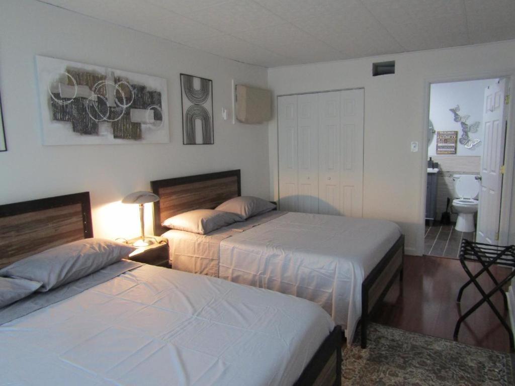 Stylish Cozy Quiet Family Retreat And Romantic Getaway Sleeps Up To 7 With Fast Wifi, Free Parking, Work Station, Alexa Enabled, Fenced In Backyard For Pets Grill Party Patio, Porch, Beach, Canal, Stadium,Boardwalk Restaurants, And Much More! Atlantic City Ngoại thất bức ảnh
